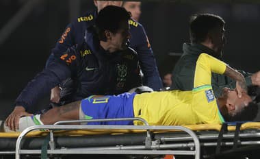 Neymar opúšťal ihrisko v slzách.