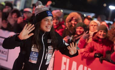 Česká lyžiarka Martina Dubovská prichádza na žreb štartovacích čísel na nočný slalom Svetového pohára žien v rakúskom Flachau.