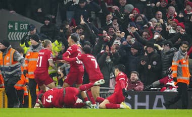 Futbalisti FC Liverpool oslavujú víťazný gól zápasu. 