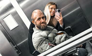 Hendikepovaný bojovník MMA Štefan Bazso s partnerkou. 