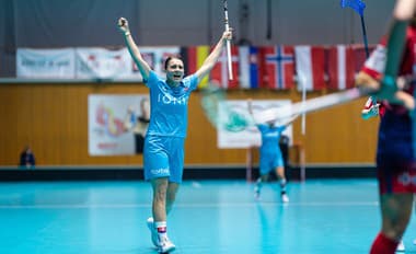 Na snímke slovenská florbalistka Michaela Šponiarová sa raduje z gólu.