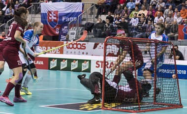 Na snímke druhá zľava Kristína Hudáková (Slovensko) strieľa štvrtý gól.
