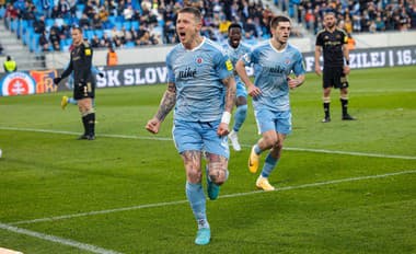 Juraj Kucka z ŠK Slovan Bratislava (v popredí) sa teší zo streleného gólu.