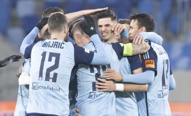 Na snímke druhý sprava Marko Tolič (Slovan) sa teší so spoluhráčmi po strelení svojho druhého gólu.