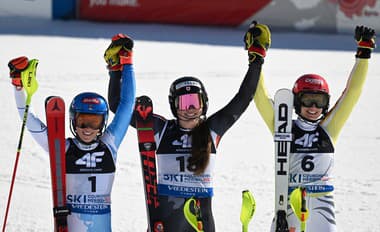Kanadská lyžiarka Laurence St. Germainová (uprostred) sa teší zo zisku zlatej medaily v slalome žien na MS.