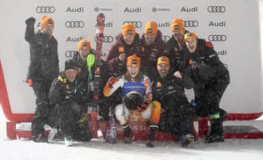 Slovenská lyžiarka Petra Vlhová (uprostred) oslavuje na pódiu so svojím tímom.
