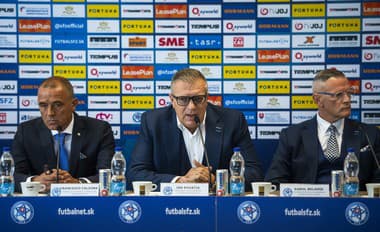Na snímke zľava tréner slovenskej futbalovej reprezentácie Francesco Calzona, prezident Slovenského futbalového zväzu (SFZ) Ján Kováčik a viceprezident SFZ Karol Belaník. 