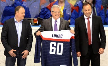 Na snímke uprostred bývalý hokejista Vincent Lukáč.