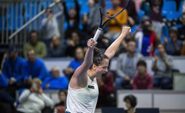 Slovenská tenistka Viktória Hrunčáková sa teší z výhry nad Taliankou Elisabettou Cocciarettovou.