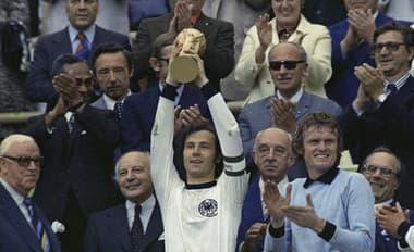 MS 1974: Kapitán Nemecka Franz Beckenbauer s pohárom pre majstrov sveta!