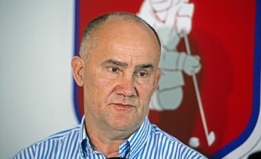 Dosluhujúci predseda predstavenstva Dukly Trenčín Miloš Radosa múti vody v slovenskom hokeji. 