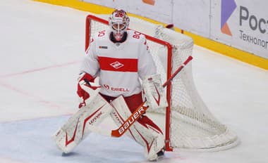 Slovenský hokejový brankár Július Hudáček počas pôsobenia v ruskej KHL. 