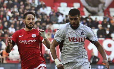 Futbalista Sagiv Jehezkel (vľavo) z Antalyasporu a Rayyan Baniya z Trabzonsportu počas zápasu tureckej ligy