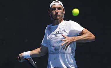 Slovenský tenista Lukáš Klein odvracia loptičku Juhokórejčanovi Soon-Wo Kwonovi v 1. kole dvojhry na grandslamovom turnaji Australian Open.