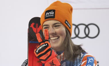 Slovenská lyžiarka Petra Vlhová sa teší na pódiu.