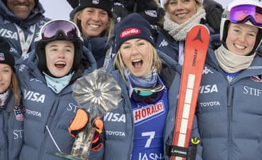 Americká lyžiarka Mikaela Shiffrinová sa raduje na pódiu s tímom z druhého miesta v obrovskom slalome žien v rámci Svetového pohára v alpskom lyžovaní v Jasnej.