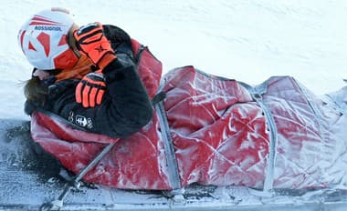 Petra Vlhová nedokončila prvé kolo obrovského slalomu v Jasnej. Po hrozivom páde ju previezol do nemocnice vrtuľník. 