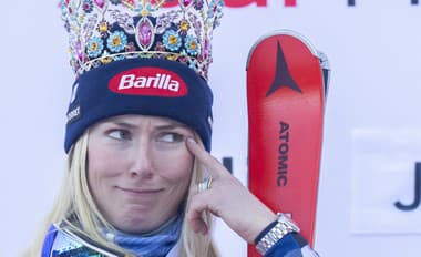 Na snímke americká lyžiarka Mikaela Shiffrinová na pódiu po víťazstve v slalome.