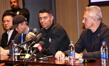 Ronaldo šokoval po príchode do Číny: Fanúšikovia zúria, vtrhli do hotela tímu!