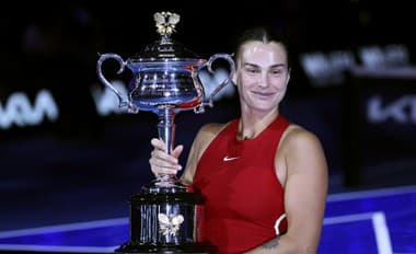 Arina Sobolenková pózuje s trofejou.