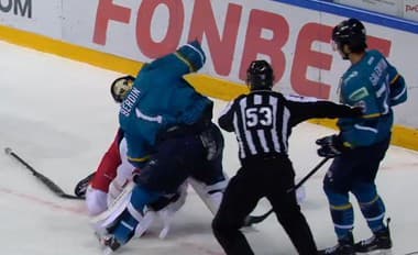 V ruskej KHL sa brankár hlava-nehlava pustil do útočníka. 