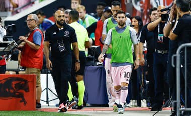 Lionel Messi pod dohľadom bodyguarda Yassinea Chueka.