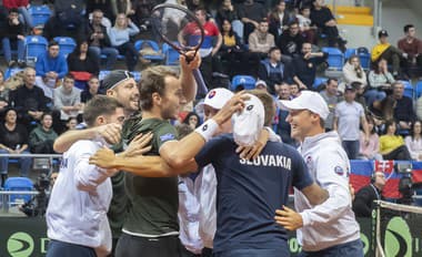 Slovenskí daviscupoví reprezentanti sa radujú z postupu na finálový turnaj po výhre nad domácim Srbskom