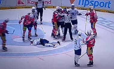 Český hokejista poslal bývalého spoluhráča do nemocnice: Brutálny atak do hlavy!