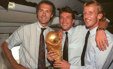 Vo veku 63 rokov zomrel bývalý nemecký futbalový reprezentant Andreas Brehme (vpravo).