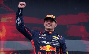 Začal tam, kde skončil: Verstappen ovládol úvodné preteky sezóny