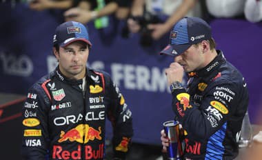 Holandský jazdec F1 Max Verstappen (vpravo) z tímu Red Bull sa teší po triumfe na Veľkej cene Saudskej Arábie.