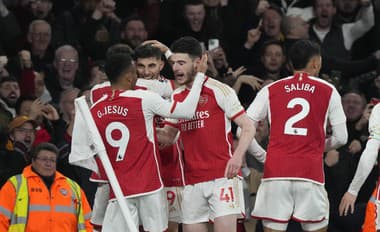 Futbalista Arsenalu Kai Havertz (druhý zľava) sa teší so spoluhráčmi po strelení víťazného gólu.
