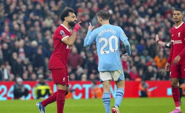 Na snímke Mohamed Salah a Bernardo Silva si niečo vysvetľovali počas zápasu. 