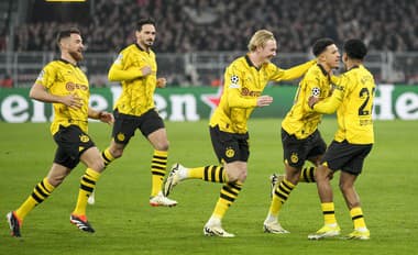 Hráč Dortmundu Jadon Sancho (druhý sprava) oslavuje gól so spoluhráčmi. 