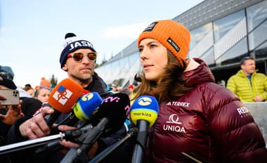 Slovenská zjazdová lyžiarka Petra Vlhová (vpravo).