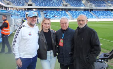 Tréner Weiss ukázal štadión Masného vnučke, réner Weiss ukázal štadión Masného vnučke,
Tóthovi i legendárnemu Bélovi (vpravo).