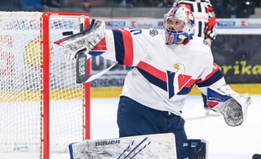 Brankár Denis Godla z HC Slovan Bratislava počas hokejového zápas.