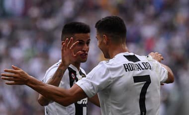  Joao Cancelo (vľavo) a Cristiano Ronaldo si spolu zahrali v Juventuse Turín.