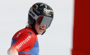 Na snímke švajčiarska lyžiarka Lara Gutová Behramiová pózuje s malým glóbusom za super-G.