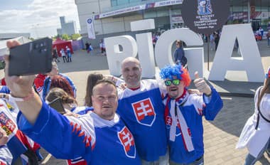 Na snímke slovenskí fanúšikovia pózujú pred Riga Arénou.