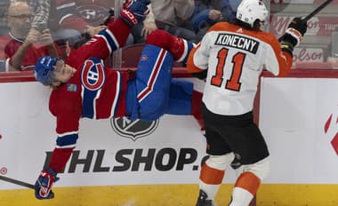 Travis Konecny (Philadelphia) tvrdo atakoval Juraja Slafkovského (Montreal)