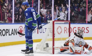 Hokejista Vancouveru Canucks Dakota Joshua sa teší po strelení gólu.
