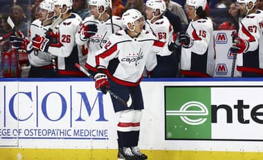 Slovenský obranca Martin Fehérváry (42) z Washingtonu Capitals sa raduje z gólu počas zápasu zámorskej NHL.