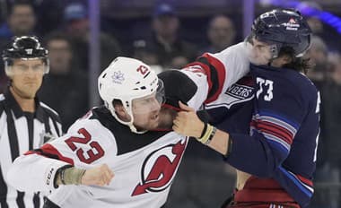 Zápas medzi Rangers a Devils sa začal krátko po úvodnom vhadzovaní hromadnou bitkou.