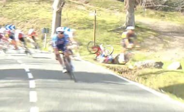 Desivý hromadný pád prerušil preteky Okolo Baskicka: Víťaza Tour de France musela odniesť sanitka!
