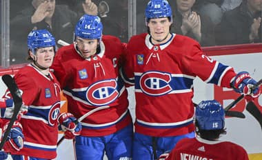 Hokejista Nick Suzuki (14) z Montrealu Canadiens sa raduje z gólu s Colom Caufieldom (22) a Jurajom Slafkovským.