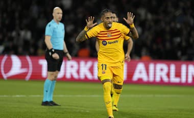 Hráč Barcelony Raphinha oslavuje gól
