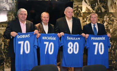Na snímke zľava bývalí futbalisti Karol Dobiaš, Dušan Krchňák, Anton Švajlen a Ján Pivarník.