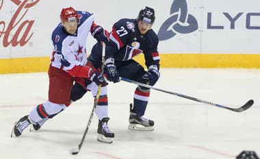 Na archívnej snímke vľavo Stephane Da Costa (CSKA) a vpravo Tomáš Zigo (Slovan) počas zápasu KHL 