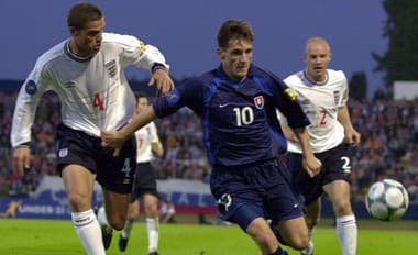 Slovenský útočník Peter Babnič /vľavo/ preniká cez Angličana Lukea Younga v zápase B-skupiny majstrovstiev Európy futbalistov do 21 rokov.